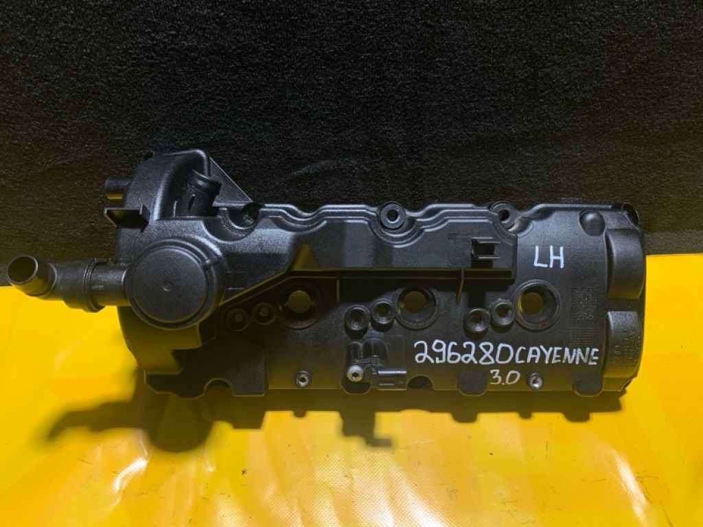958 105 136 11 | Крышка клапанная лев. PORSCHE CAYENNE 10-18