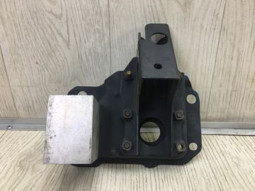 Кронштейн підсилювача переднього бампера прав. SUBARU FORESTER SG 02-07