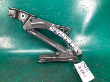Петля крышки багажника прав. MAZDA 3 BL 09-13