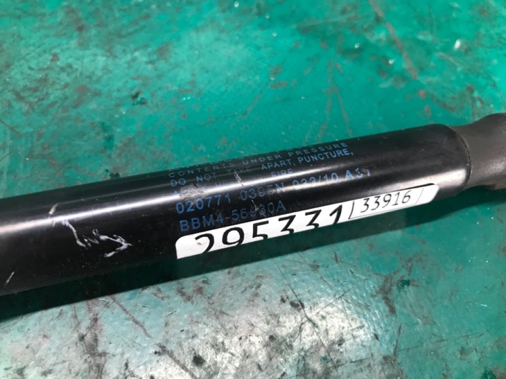 BBM4-56-930A | Амортизатор кришки багажника лів. MAZDA 3 BL 09-13 - Фото 3