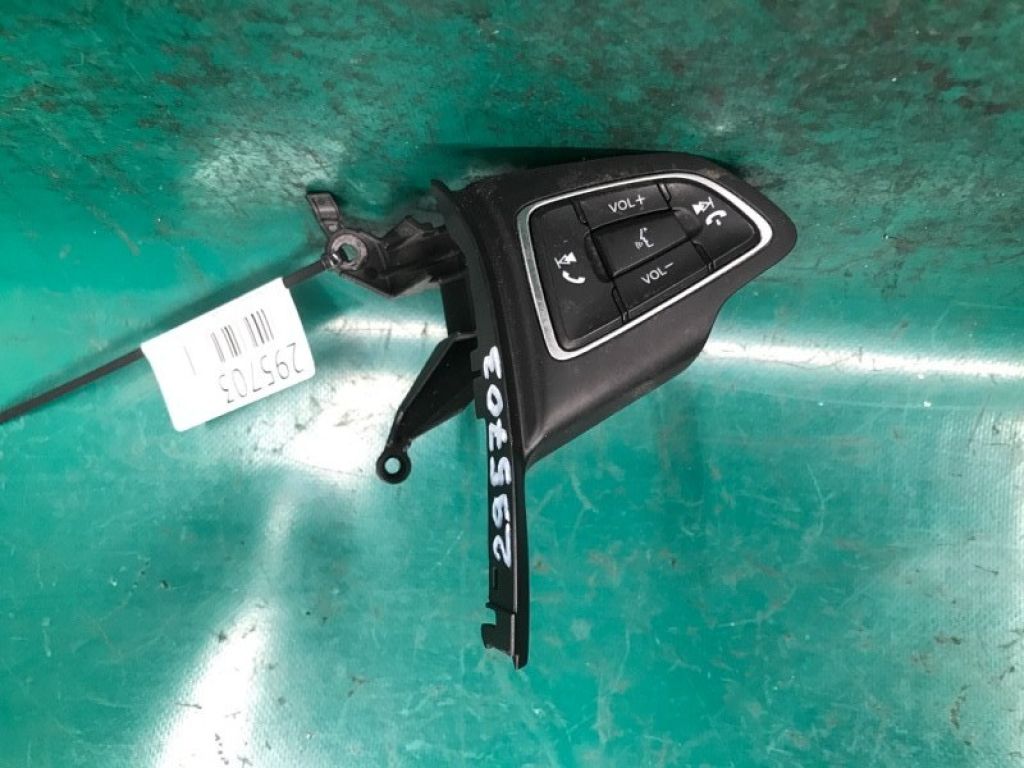 F1EZ-9C888-C | Кнопки на руль прав. FORD FOCUS 10-18
