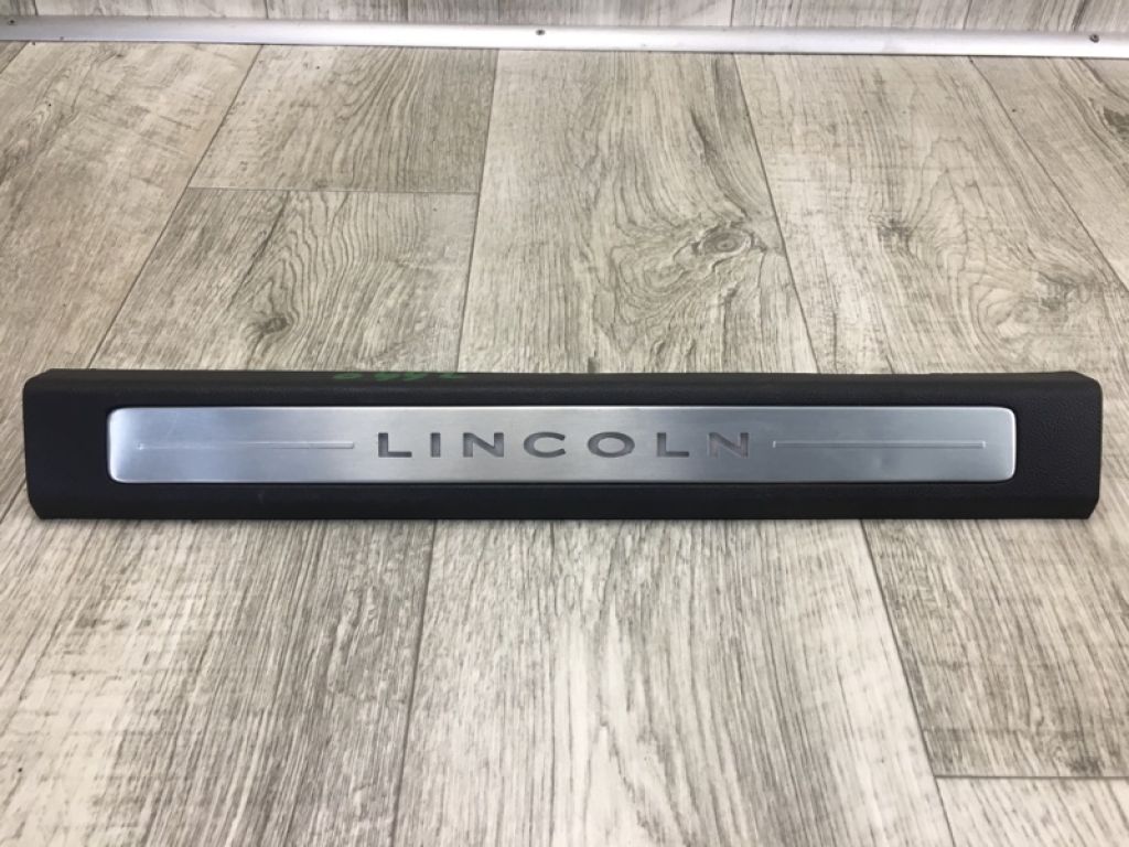 DP5Z-5413209-LB | Накладка порога внутрення передн. лев. LINCOLN MKZ 13-20
