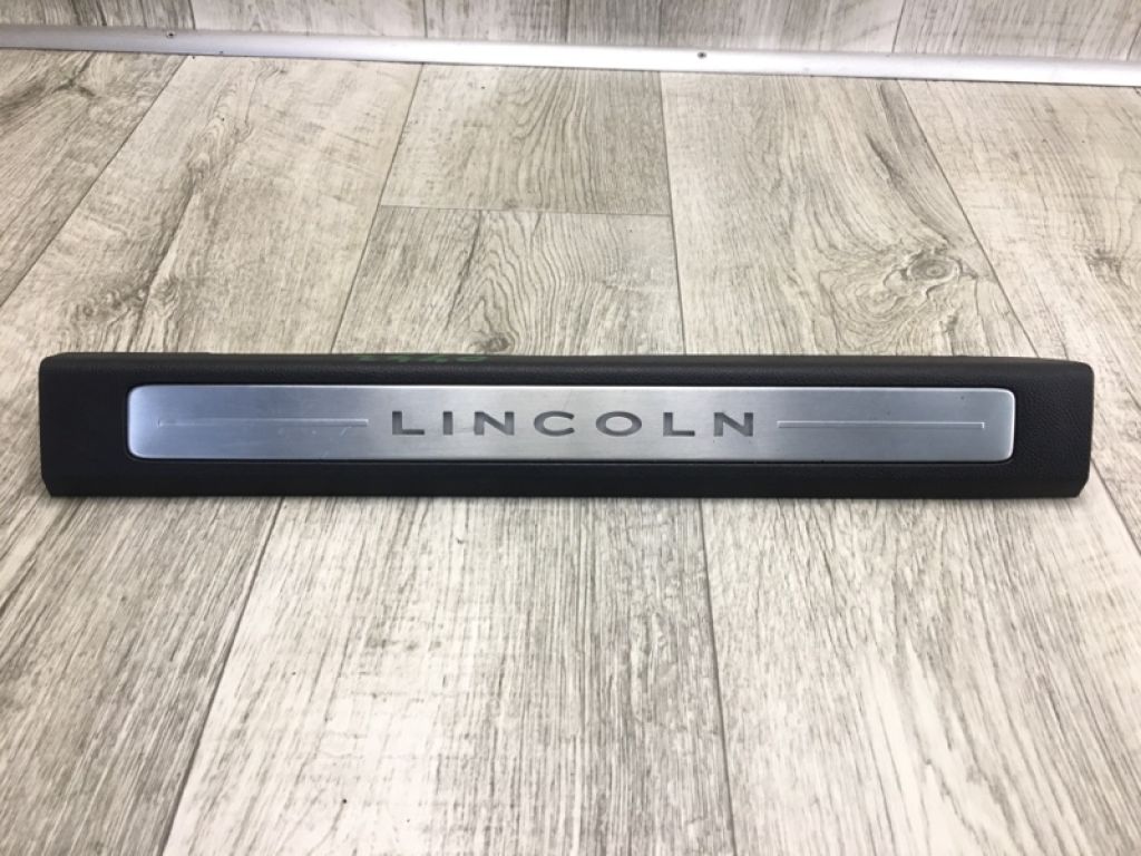 DP5Z-5413208-LB | Накладка порога внутрішня передн. прав. LINCOLN MKZ 13-20