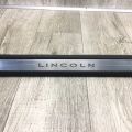 DP5Z-5413208-LB | Накладка порога внутрішня передн. прав. LINCOLN MKZ 13-20