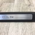 DP5Z-5413208-LB | Накладка порога внутрішня передн. прав. LINCOLN MKZ 13-20 - Прев'ю 3