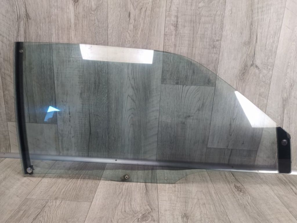 G225-58-510E | Скло дверей передн. прав. MAZDA 626 GD 87-91