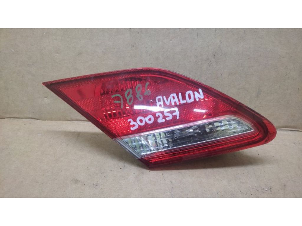 81590-AC020 | Фонарь внутренний лев. TOYOTA AVALON 05-12