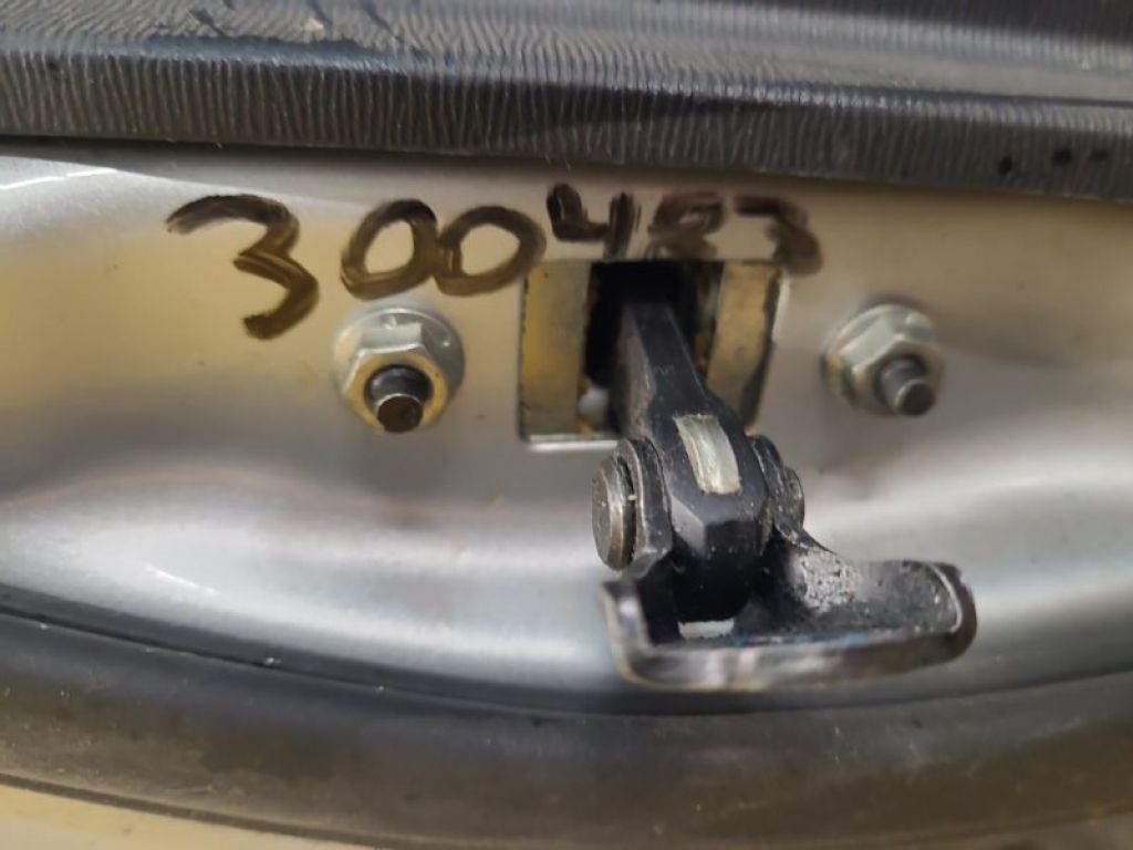 68630-05050 | Обмежувач дверей задн. прав. TOYOTA AVENSIS 08-18