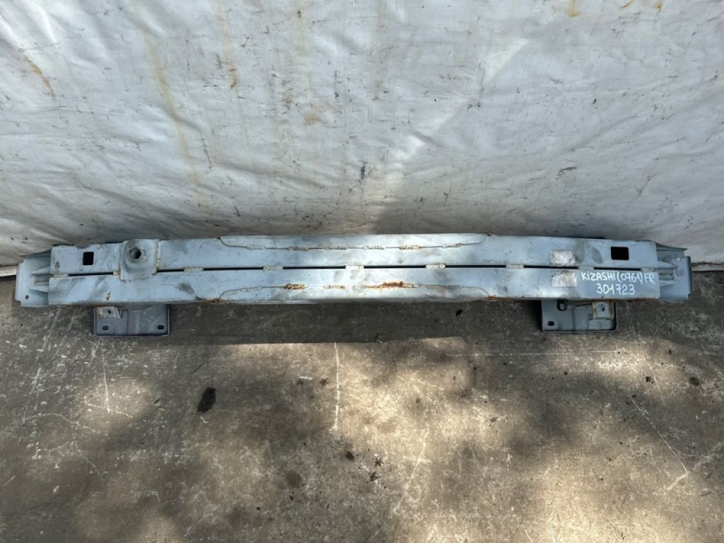 58270-57L10 | Підсилювач переднього бампера SUZUKI KIZASHI 09-14