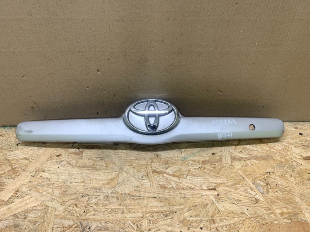 76811-33130-B2 | Панель подсветки номера TOYOTA CAMRY 40 06-11