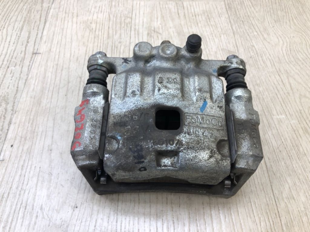 BE8Z-2B121-AA | Супорт гальмівний передн. лів. FORD FIESTA 08-17
