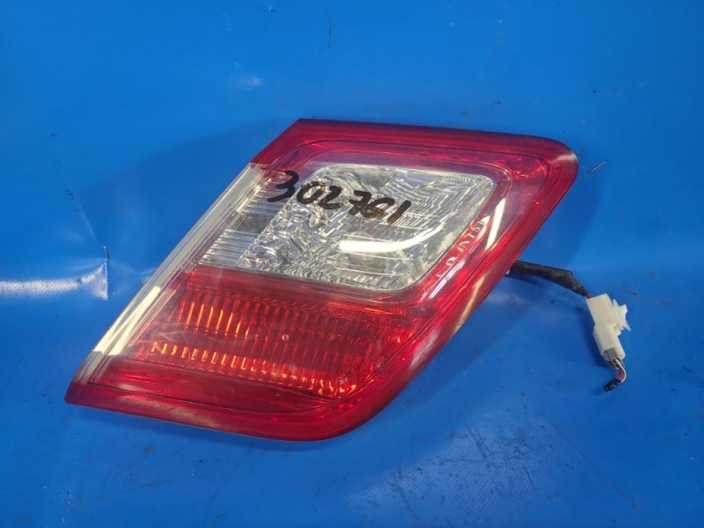 81580-06230 | Фонарь внутренний прав. TOYOTA CAMRY 40 06-11