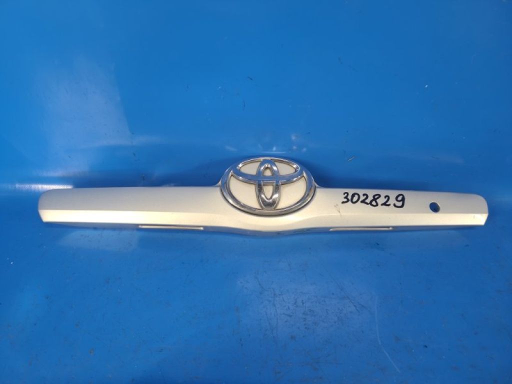 76811-06130-B2 | Накладка крышки багажника TOYOTA CAMRY 40 06-11