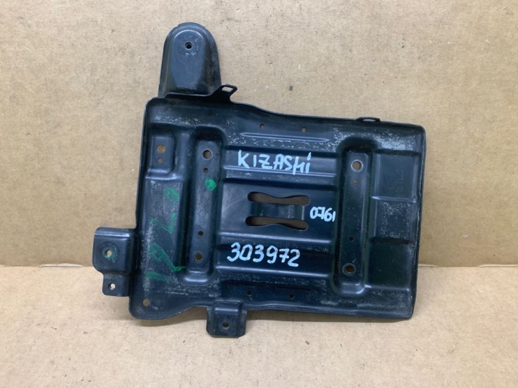 72520-57L00 | Полиця акумулятора SUZUKI KIZASHI 09-14