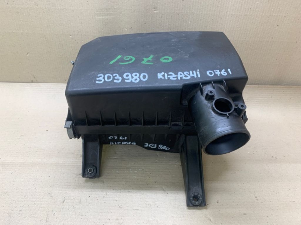 13700-57L00 | Корпус воздушного фильтра SUZUKI KIZASHI 09-14