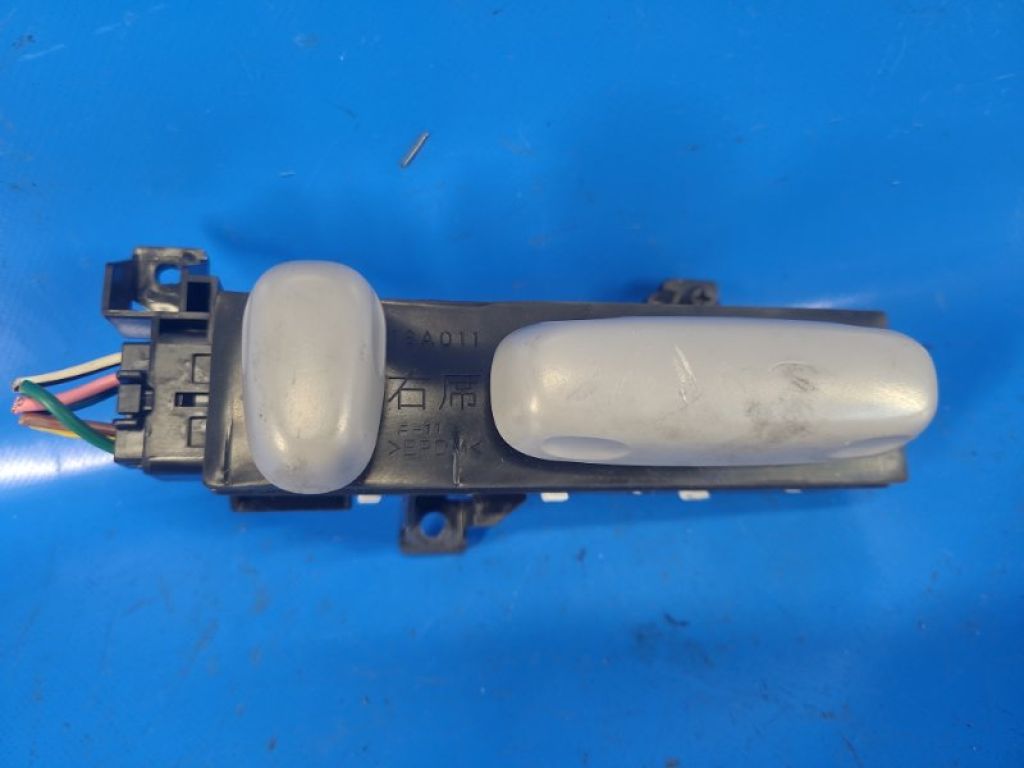 84922-AE010 | Кнопка регулювання сидіння передн. лів. TOYOTA CAMRY 40 06-11