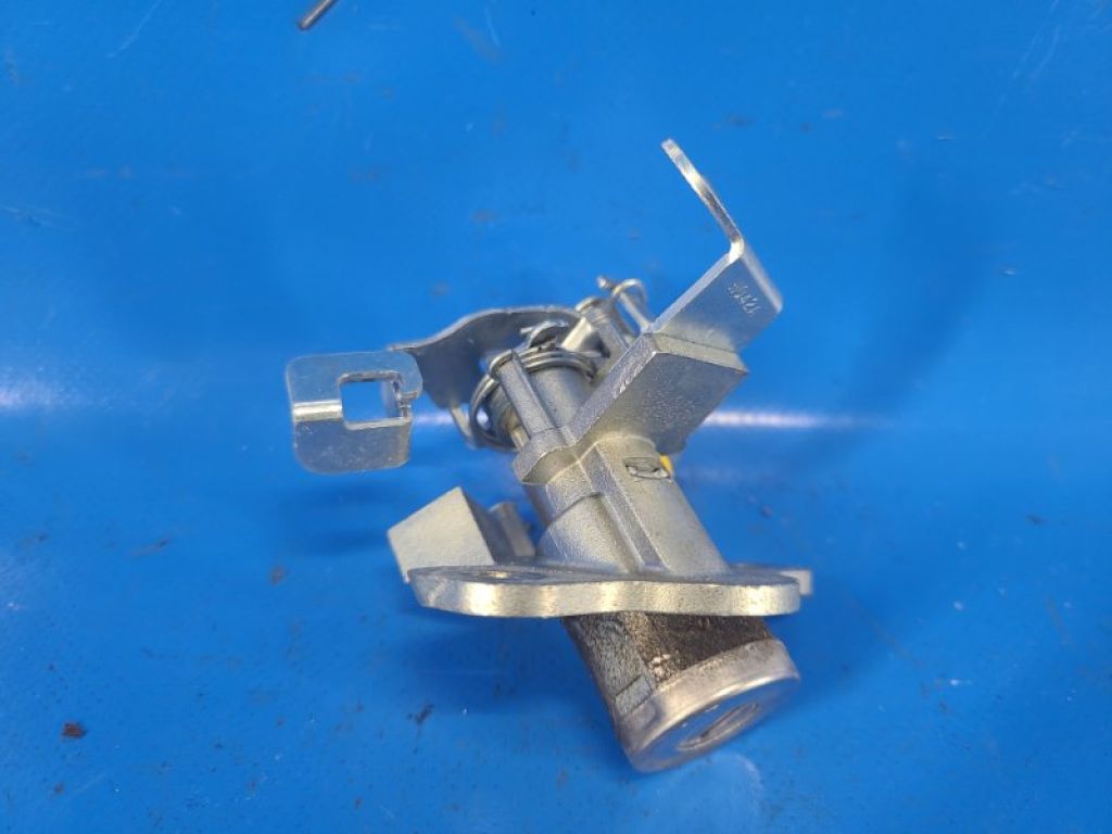 69055-06060 | Личинка замка багажника TOYOTA CAMRY 40 06-11