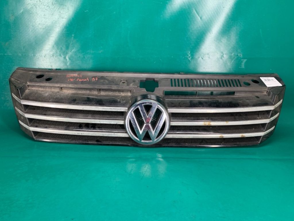 561 853 651 C OQE | Решітка радіатора VOLKSWAGEN PASSAT B7 11-15