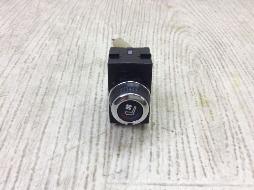 25170-1LA1D | Кнопка обогрева сидений NISSAN PATHFINDER R52 12-21