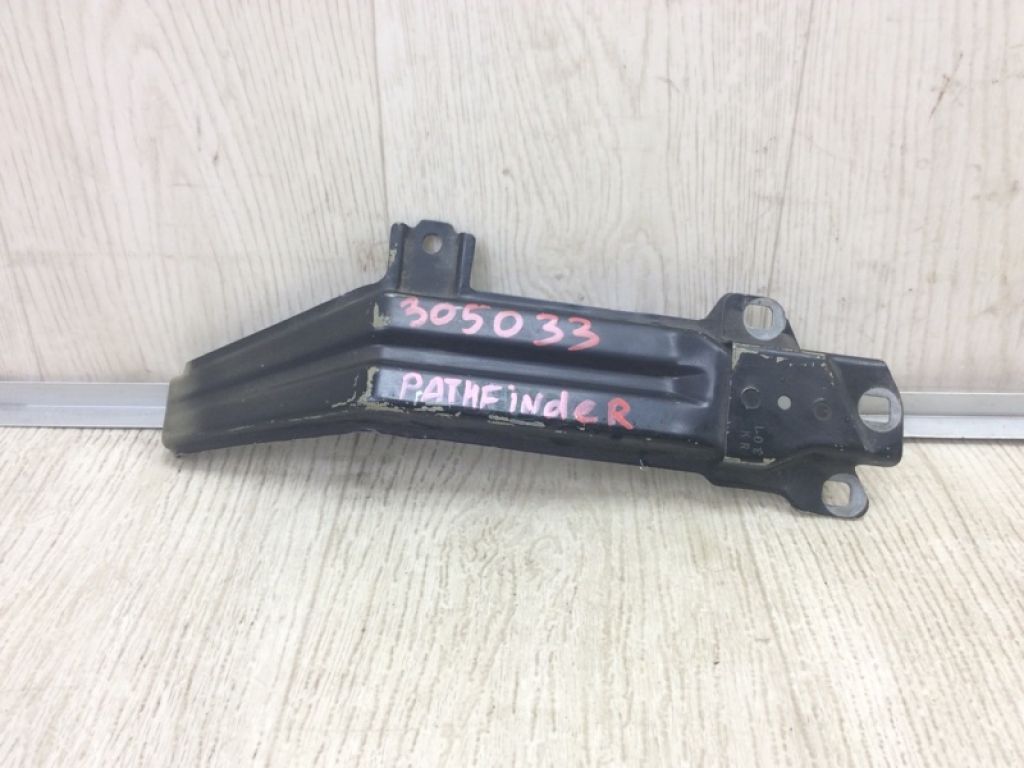 F3180-3KAMA | Кронштейн крила прав. NISSAN PATHFINDER R52 12-21