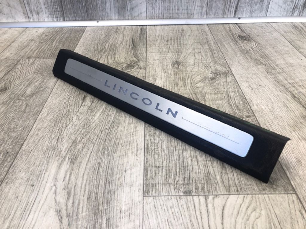 DP5Z-5413208-LC | Накладка порога внутрішня передн. прав. LINCOLN MKZ 13-20