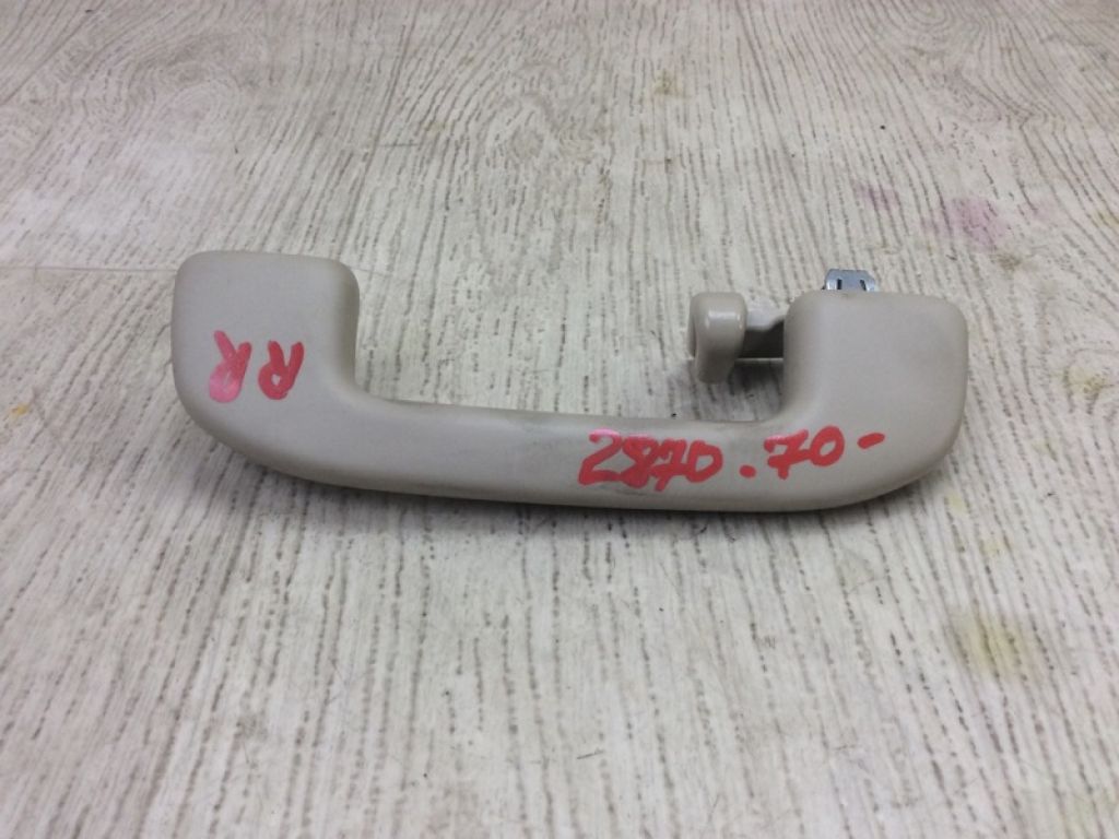 7461006130E0 | Ручка потолка задн. прав. TOYOTA CAMRY 70 17-