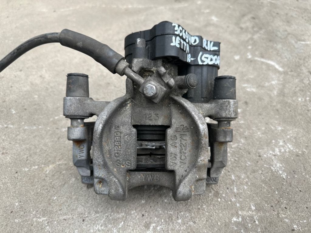 8V0 615 423 D | Суппорт тормозной задн. лев. VOLKSWAGEN JETTA USA 18-