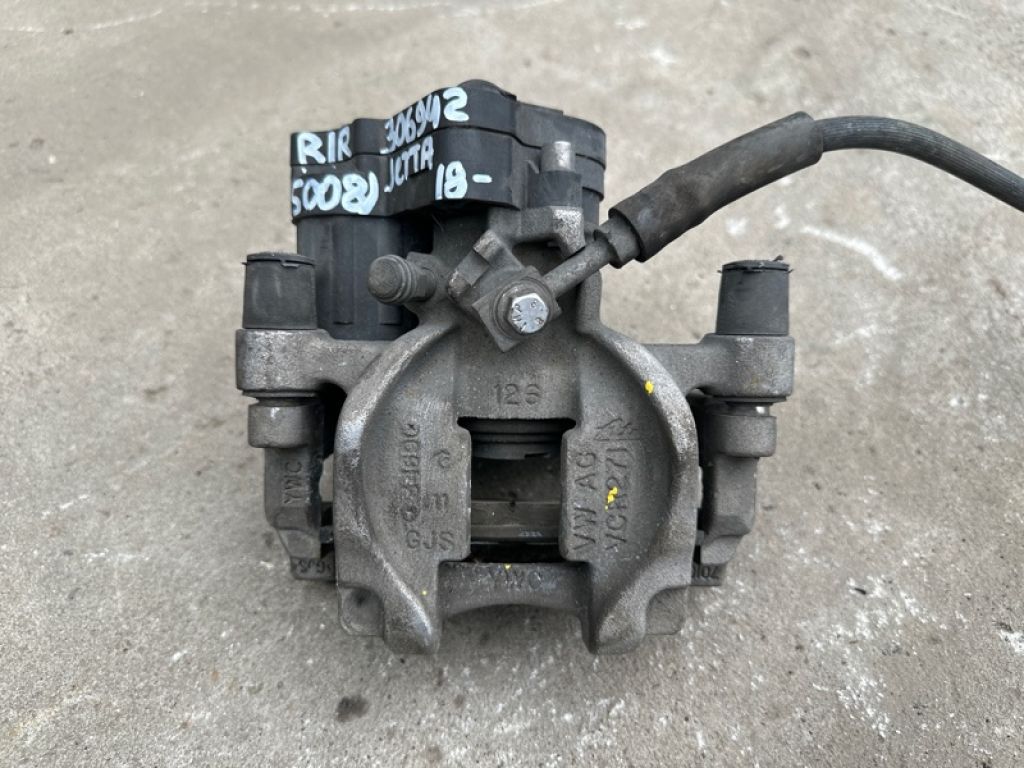 8V0 615 424 D | Суппорт тормозной задн. прав. VOLKSWAGEN JETTA USA 18-