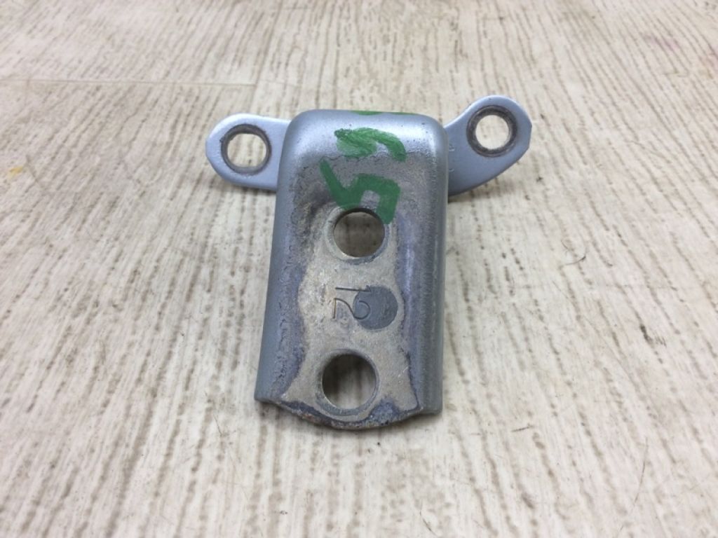 68770-02050 | Петля двери нижняя задн. прав. TOYOTA CAMRY 40 06-11