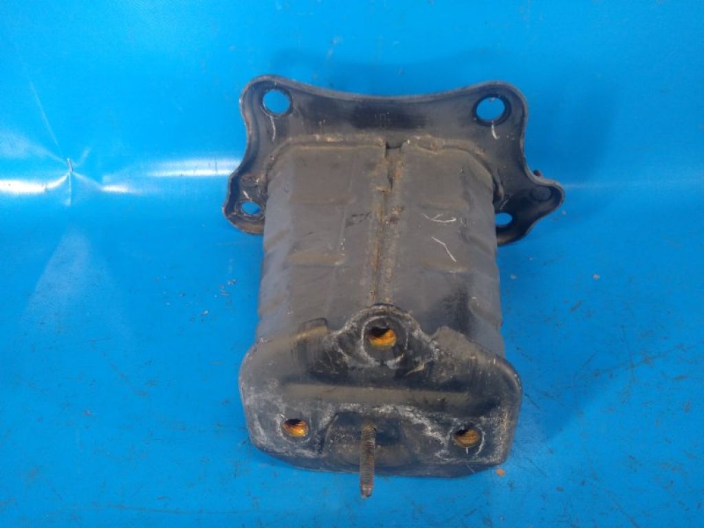 5710753010 | Кронштейн підсилювача переднього бампера прав. LEXUS IS250/350 05-13