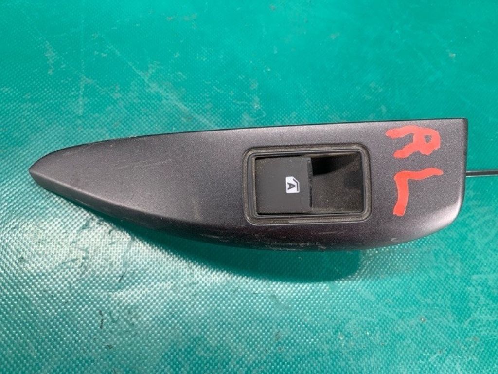84810-0E040 | Кнопка стеклоподъемника задн. лев. TOYOTA SIENNA 11-16