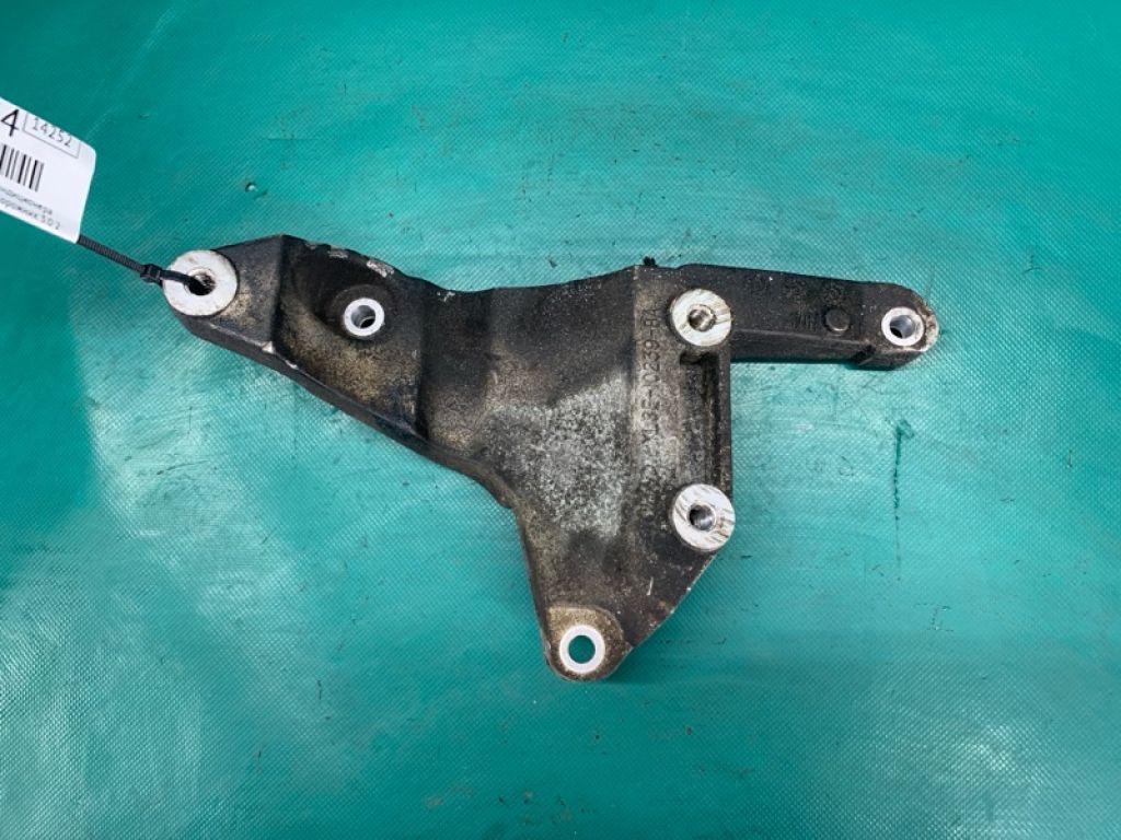 AJ03-18-371 | Кронштейн компрессора кондиционера MAZDA TRIBUTE 00-07