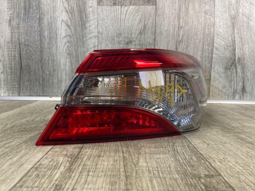 8155006840 | Фонарь наружный прав. TOYOTA CAMRY 70 17-