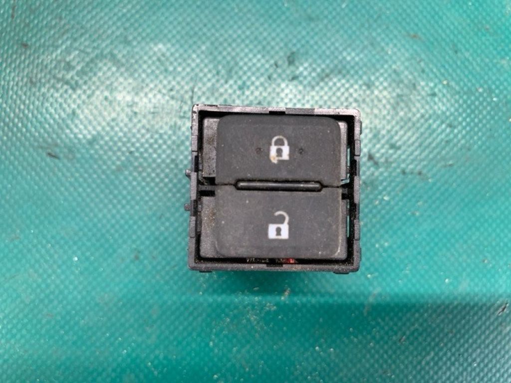 84930-0E160 | Кнопка центрального замка TOYOTA SIENNA 11-16