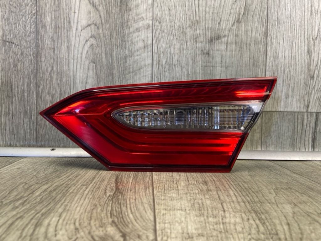 8158006770 | Фонарь внутренний прав. TOYOTA CAMRY 70 17-