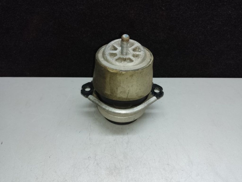 7L8 199 131 A | Подушка двигуна VOLKSWAGEN TOUAREG 02-10