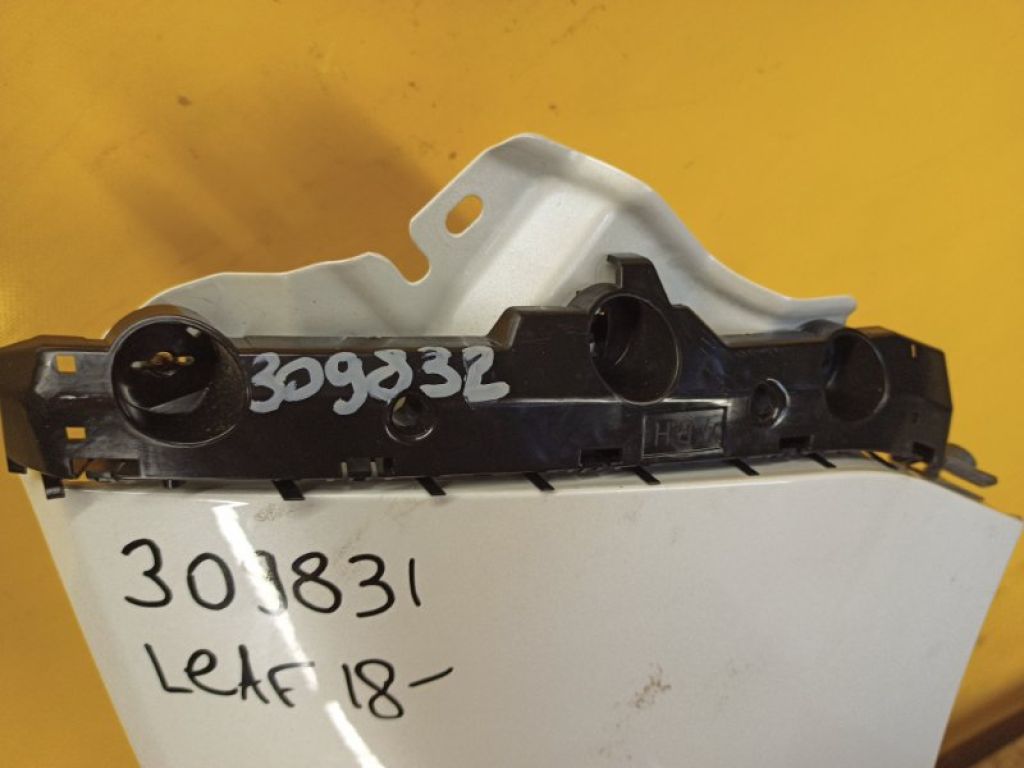 62224-5SK0A | Кронштейн переднього бампера (на крилі) прав. NISSAN LEAF 18-