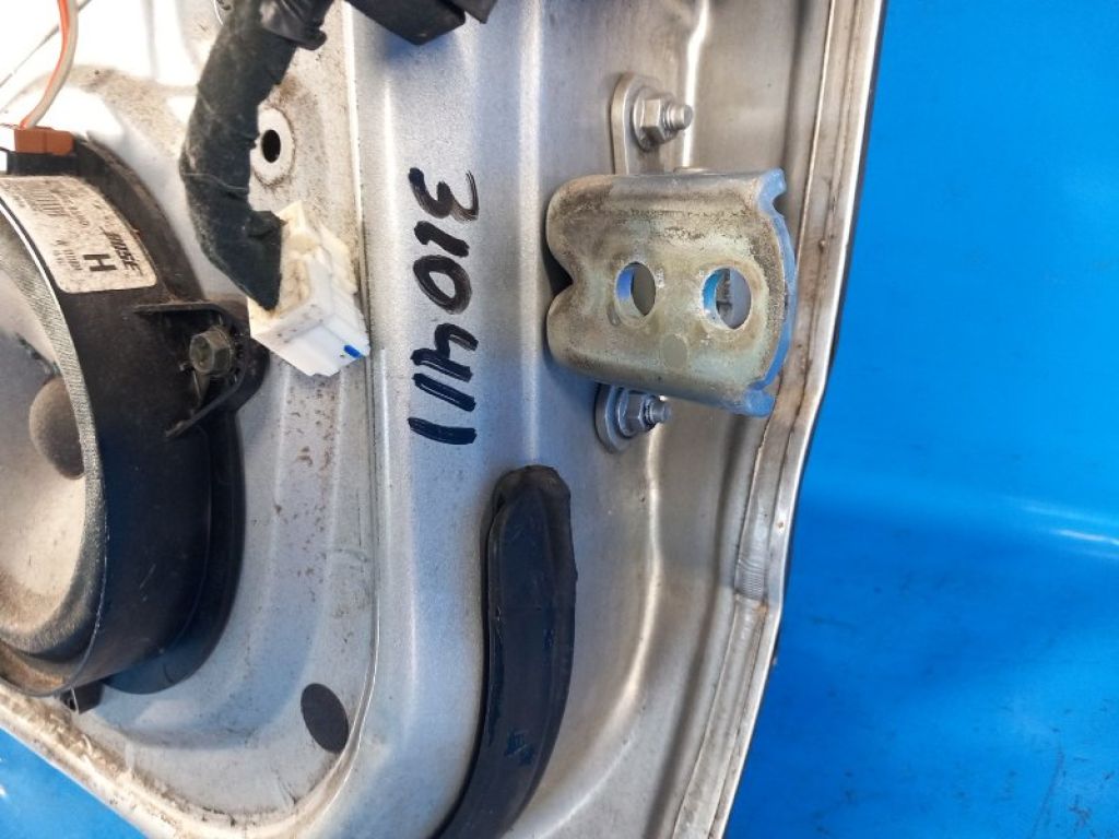 82421EA000 | Петля двери нижняя задн. лев. NISSAN PATHFINDER R51 04-14