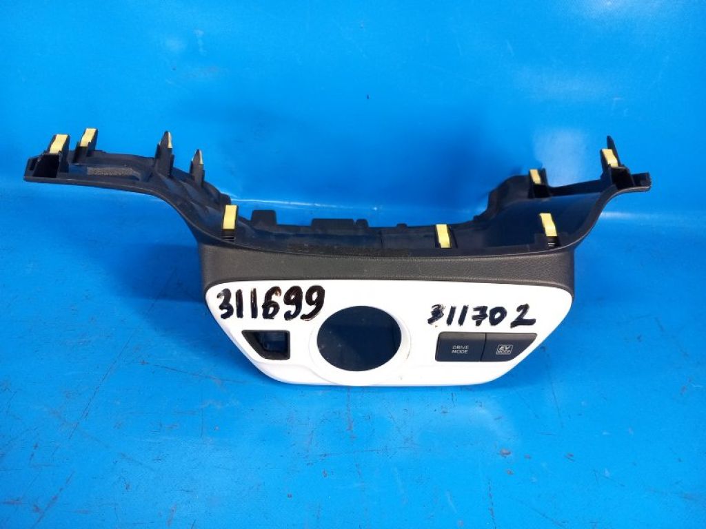 5884147040 | Накладка торпедо TOYOTA PRIUS 16-