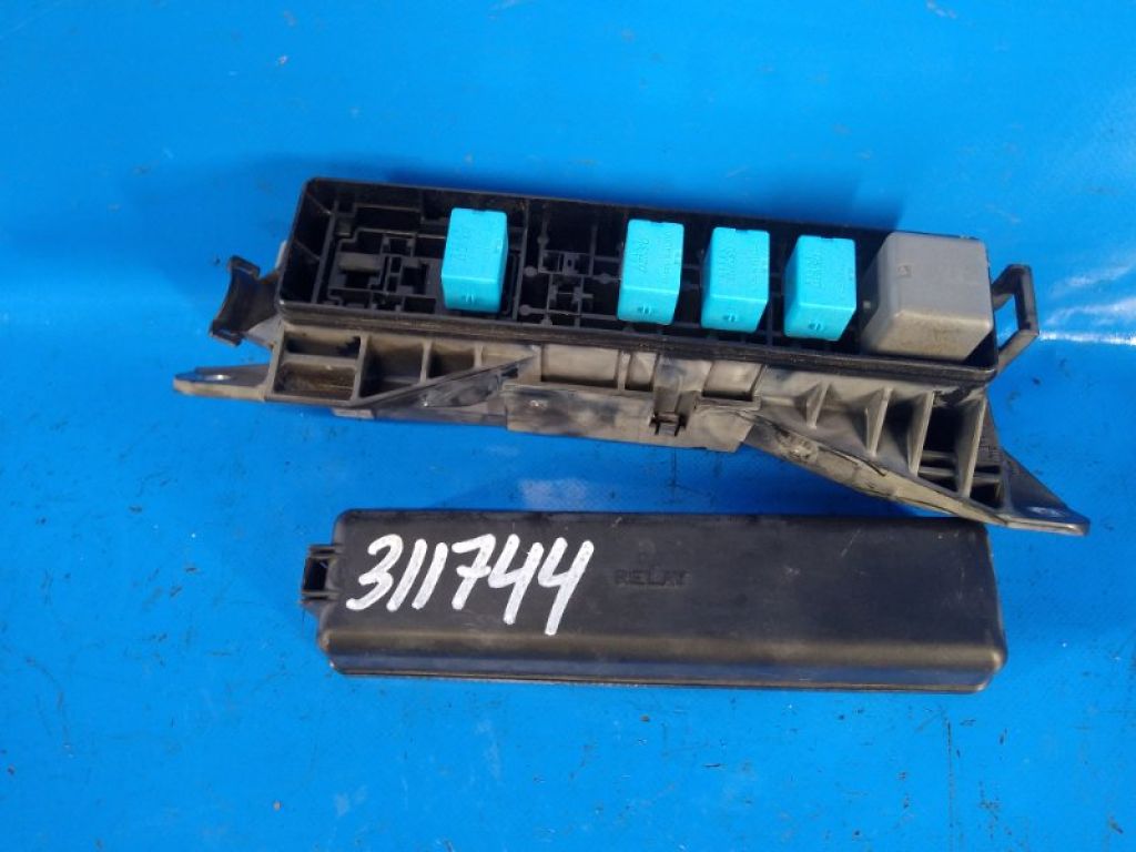 8274247020 | Блок предохранителей моторный отсек TOYOTA PRIUS - 20 03-11
