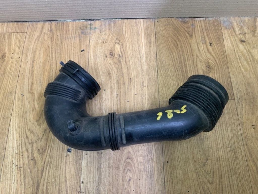 7L0 129 684 B | патрубок повітряного фільтра VOLKSWAGEN TOUAREG 02-10