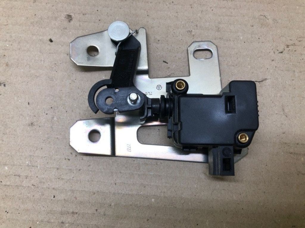 1J0 810 773 D | Привод открывания лючка бензобака VOLKSWAGEN TOUAREG 02-10