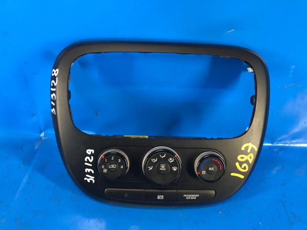 84740B2000CA | Накладка торпедо під магнітолу KIA SOUL PS 13-19