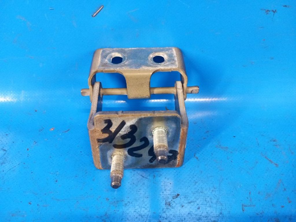 CP9Z-5842900-A | Петля кришки багажника прав. FORD FOCUS 10-18