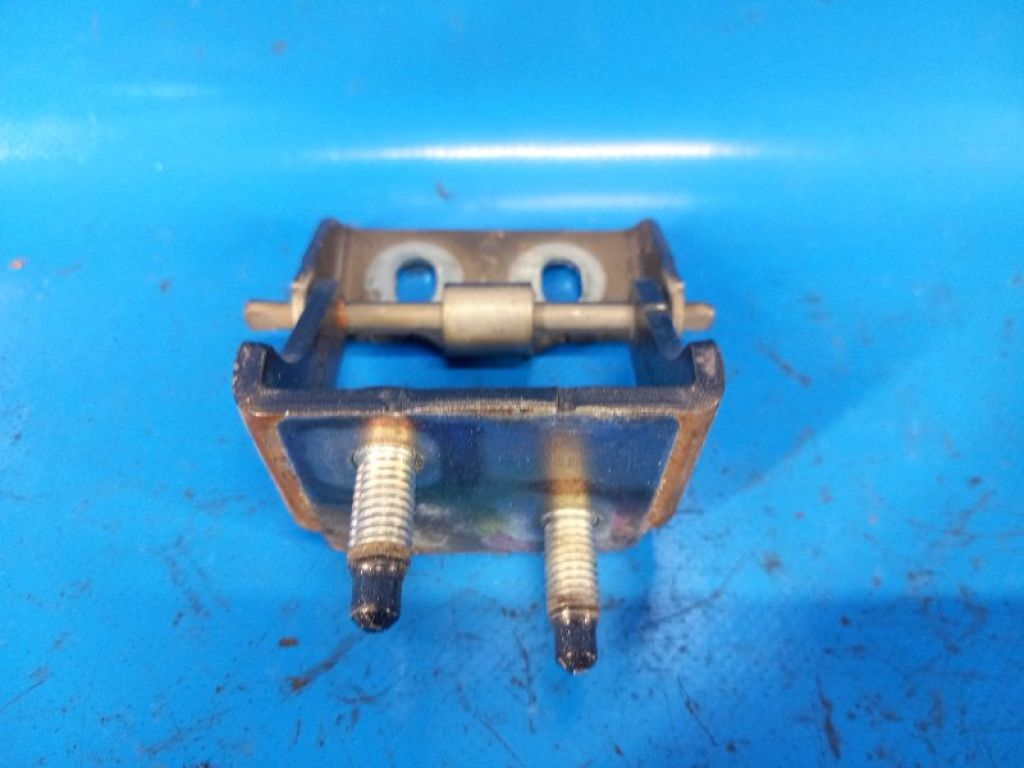 CP9Z-5842901-A | Петля кришки багажника лів. FORD FOCUS 10-18