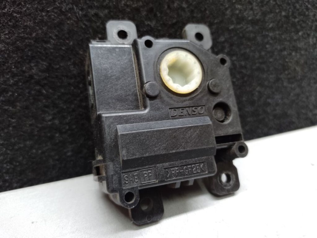 87106-0C120 | Моторчик заслонки печки задн. TOYOTA SIENNA 11-16