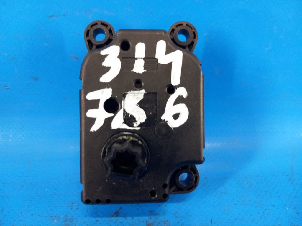 AV6N19E616AA | Моторчик заслонки печки FORD FOCUS 10-18