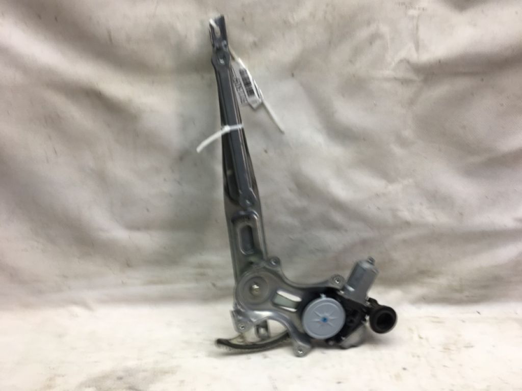 69802-21010 | Стеклоподъемник передн. лев. TOYOTA PRIUS PLUS 11-14