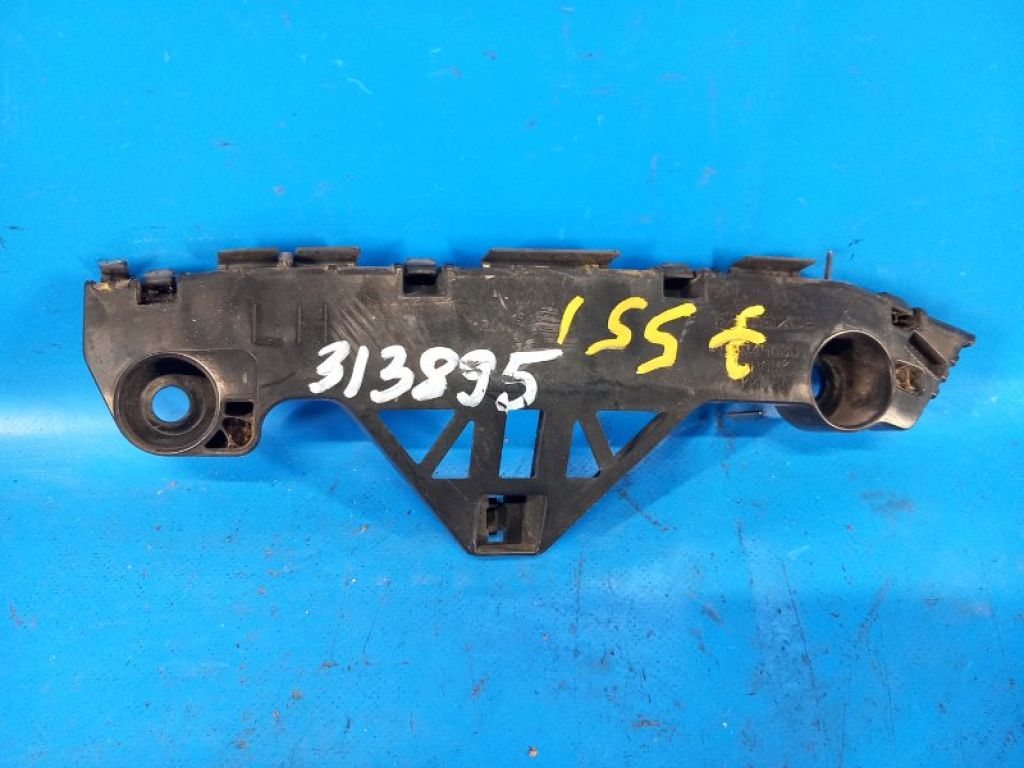 BBM4-50-0U1G | Кронштейн переднього бампера (на крилі) лів. MAZDA 3 BL 09-13
