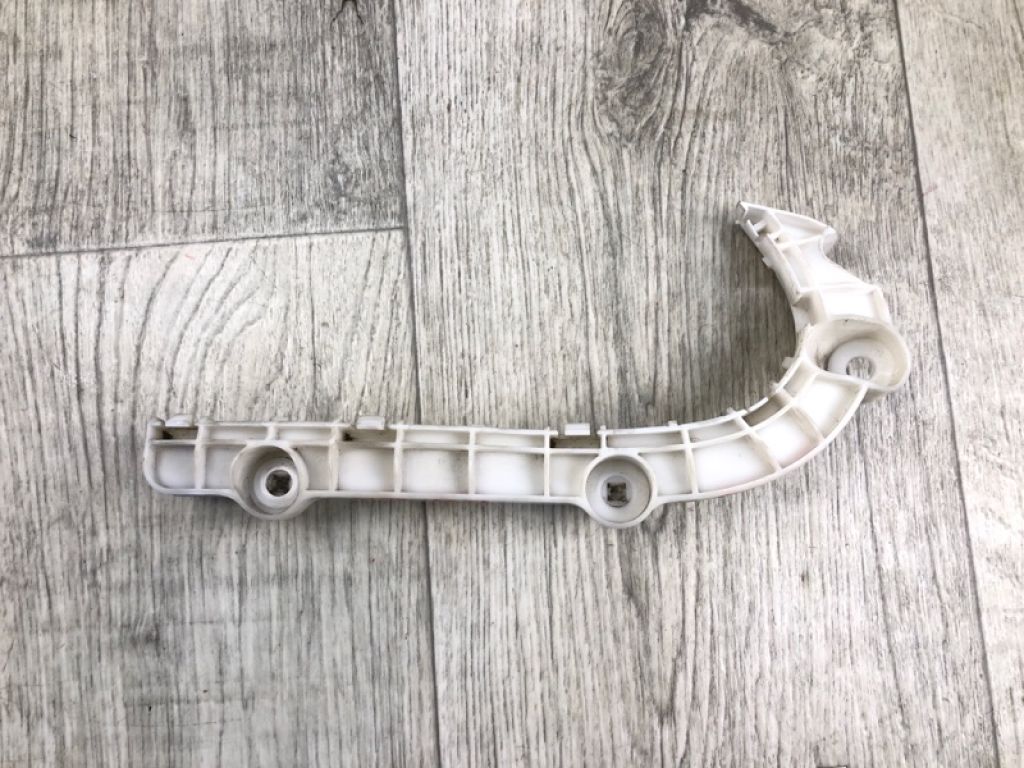 6400A588 | Кронштейн переднего бампера прав. MITSUBISHI OUTLANDER XL 05-13